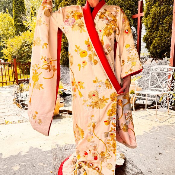 JAPANESE SILK UCHIKAKE WEDDING KIMONO WOMEN'S JAPAN MADE VINTAGE Minor Flaws - Picture 8 of 13